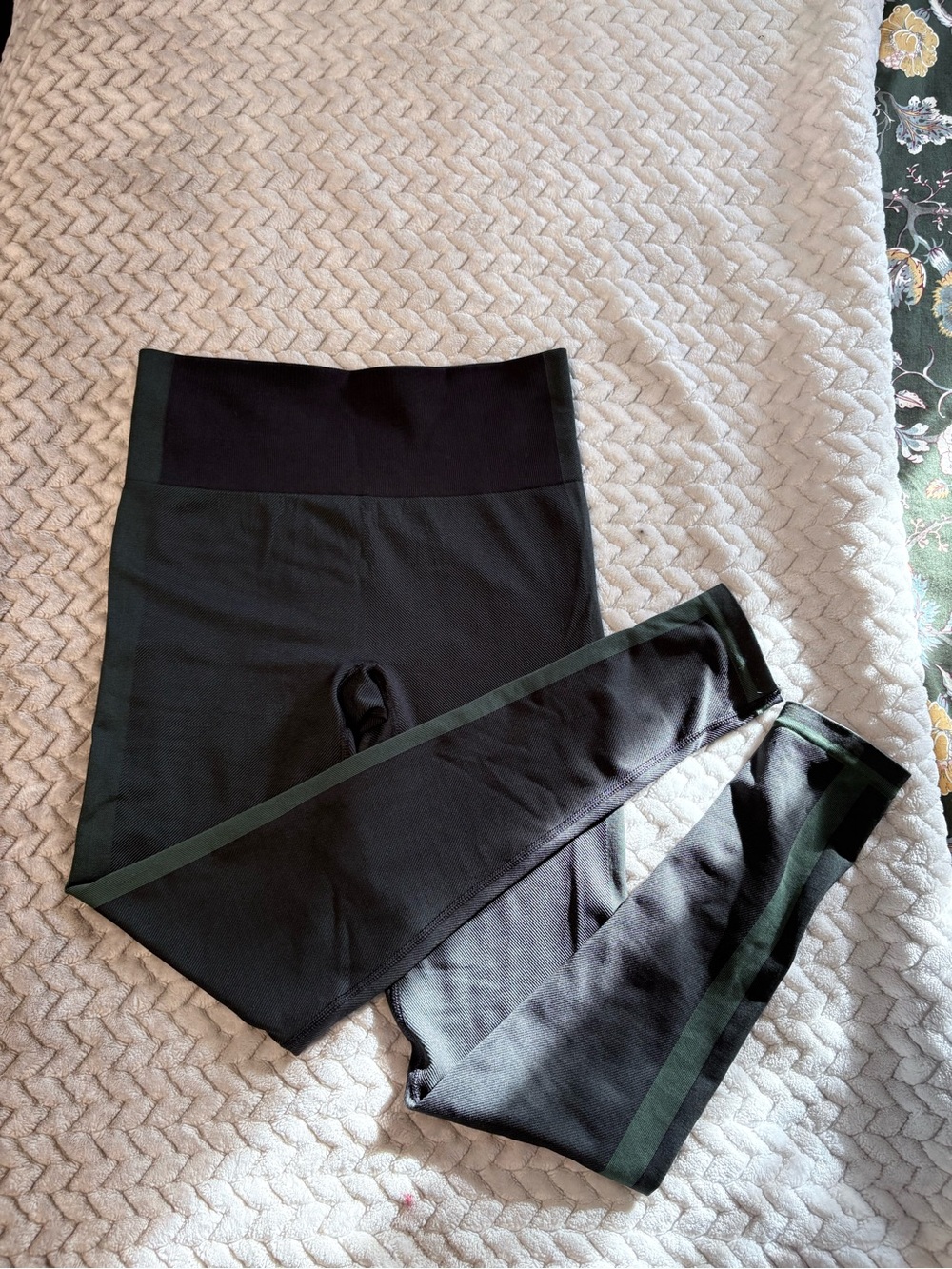 Outdoor Voices Black and Green Gradient Seamless Workout Set - Picture 5 of 9